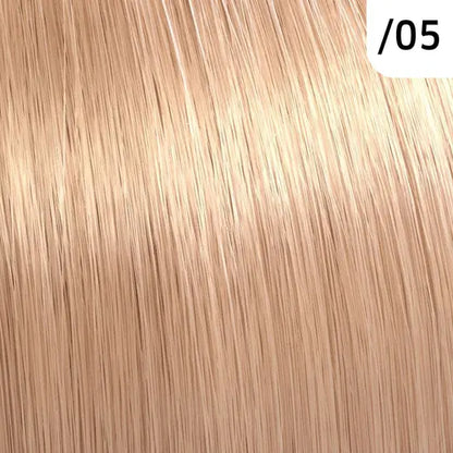 Close-up of blonde hair extensions with color code /05.